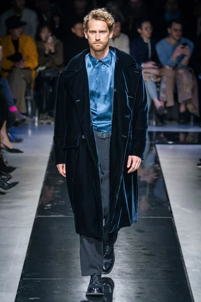 Look 18
